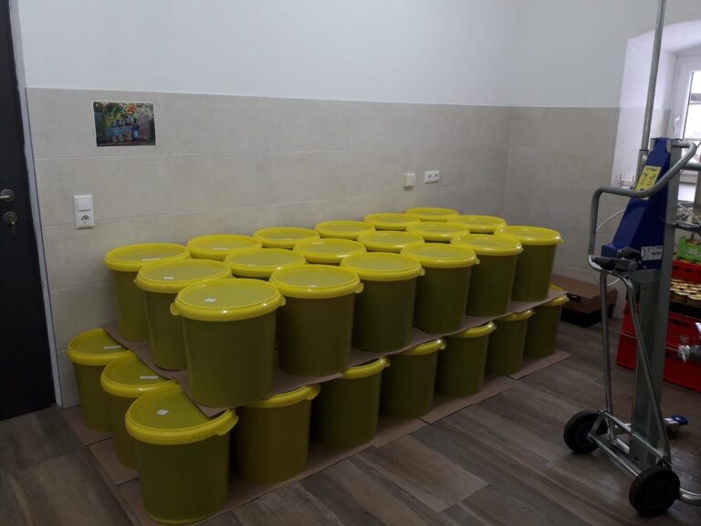 Honig im Abfüllkübel